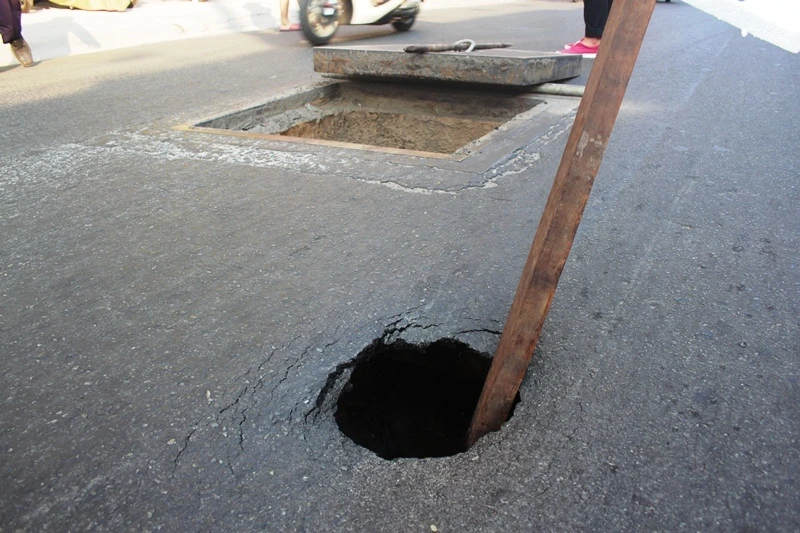 Hố sâu xuất hiện giữa trung tâm Sài Gòn ảnh 1